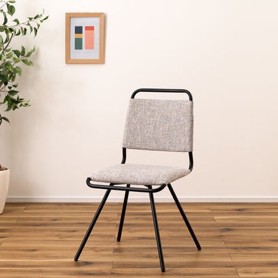 シンプルなデザインとカラーリングながら安定感のある回転式チェア。