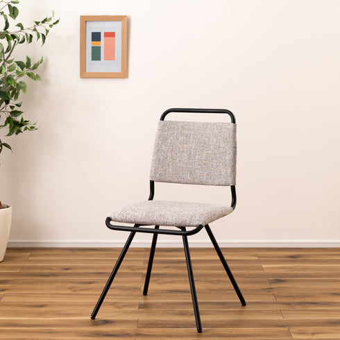 シンプルなデザインとカラーリングながら安定感のある回転式チェア。