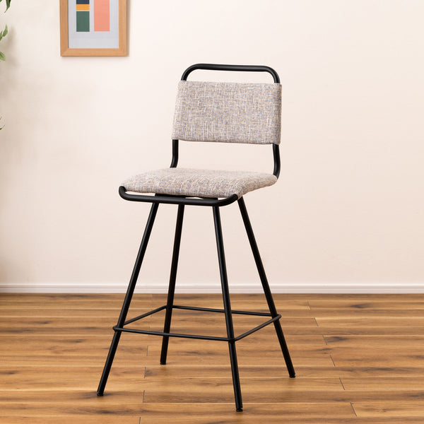 シンプルなデザインとカラーリングながら安定感のある回転式ハイチェア。