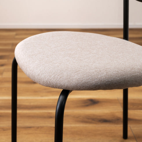 ファブリックの座面はやわらかく快適な座り心地なので、長時間のくつろぎに最適です。