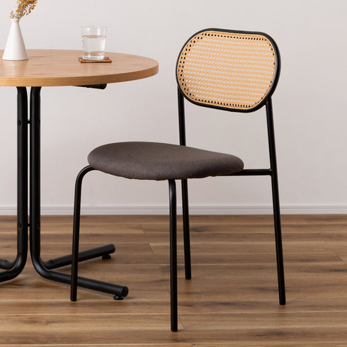 ラタン調デザインの背面とファブリックの座面を組み合わせた、シンプルでありながら個性を感じるチェアです。