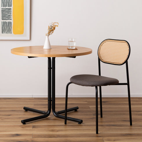 あたたかみがありカジュアルな印象のファブリックと、丸いデザインの背面や座面がやさしい雰囲気を醸し出します。