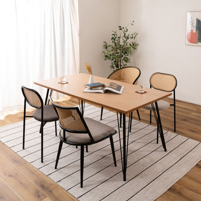 他のインテリアと調和しやすい、ベージュとダークグレーの2色展開となっています。