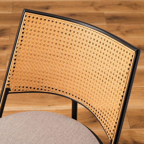 やわらかいファブリック素材の座面と曲線的なフォルムの背面により、快適でくつろぎやすい座り心地を提供します。