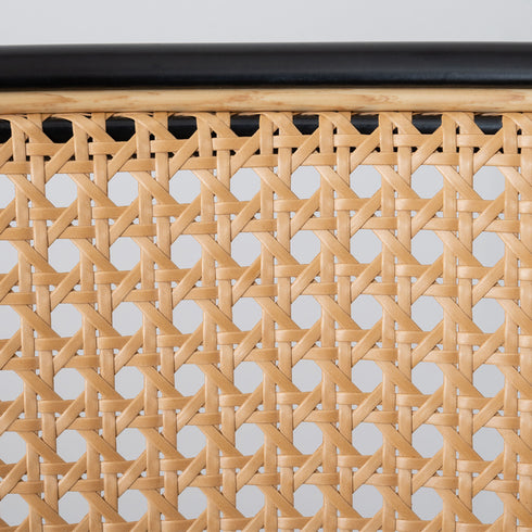 ポリエチレン素材を採用した人工ラタンは、天然ラタンよりも耐久性に優れ、ささくれが無いので衣類に絡まることなく快適にお使いいただけます。