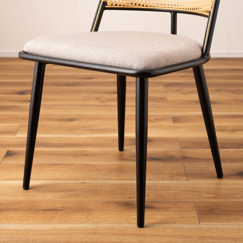 ブラックスチールのフレームが印象を強め、先端に向かって細くなっていく脚部や、角のある背面がシャープな印象をもたらします。