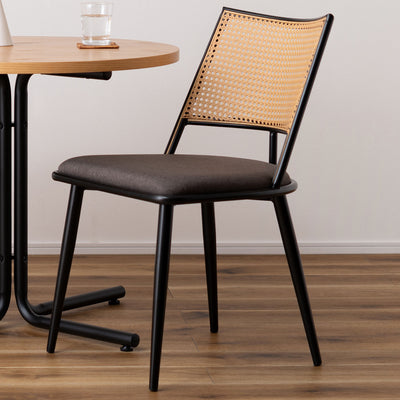 ラタン調デザインの背面とファブリックの座面を組み合わせた、置くだけでいつもの日常を彩ってくれるチェアです。