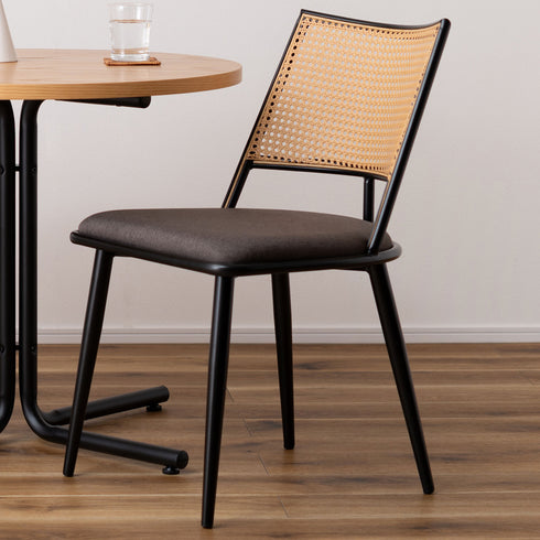 ラタン調デザインの背面とファブリックの座面を組み合わせた、置くだけでいつもの日常を彩ってくれるチェアです。