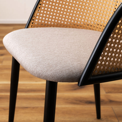 やわらかいファブリック素材の座面と身体を包み込む形状の背面により、快適でくつろぎやすい座り心地を提供します。