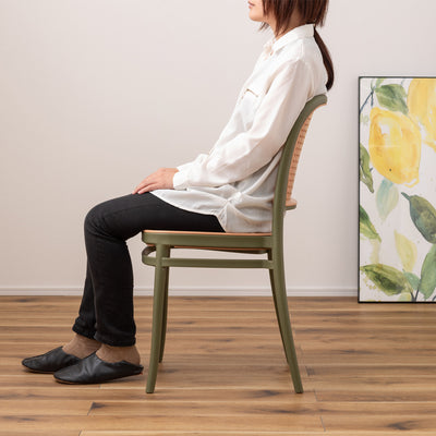 背もたれは緩やかにカーブを描いており、背中に沿うように支えてくれ、しっかりと身体を受け止めてくれます。