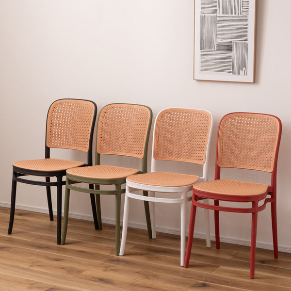 背と座面におしゃれなラタン調のデザインを施したポリプロピレン製の樹脂チェア。