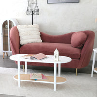 【くつろぎの空間演出】デザイン性の高いクッションが、ソファでのリラックスタイムに、心地よさと遊び心を添えてくれます。