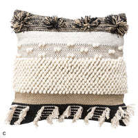 【デザインC:ポンポン&タッセル】ポンポンやタッセルが遊び心をくすぐる、個性的なテクスチャとカラーリングが魅力のデザインです。