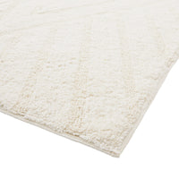 【丁寧な仕上げの縁取り】端まで美しい仕上がりのラグは、空間に上質感を添え、長くご愛用いただけます。