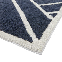 【際立つデザインと立体感】厚みのあるパイルが表現するパターンは、見る角度によって表情を変え、空間に奥行きを与えます。