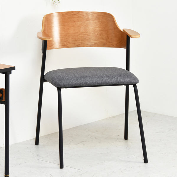 赤みの強めなレッドオークとヴィンテージライクなブラックフレームの組み合わせが、ハーフアームのオリジナリティあふれるフォルムとマッチしています。