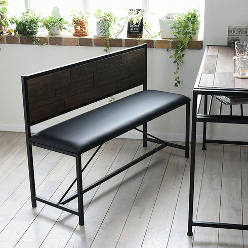 マットブラックのアイアンフレームとオイル塗装したパイン天然木の異素材の組み合わせがスタイリッシュさと重厚感を併せ持つ"グラント"シリーズのダイニングベンチ。