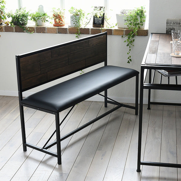 マットブラックのアイアンフレームとオイル塗装したパイン天然木の異素材の組み合わせがスタイリッシュさと重厚感を併せ持つ"グラント"シリーズのダイニングベンチ。