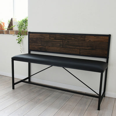 職人による天然木へのエイジング加工がよりヴィンテージ感を演出し、風通しのよいオープンフレームとのバランスがとれたデザインとなっています。