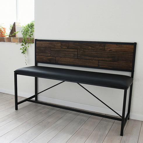 職人による天然木へのエイジング加工がよりヴィンテージ感を演出し、風通しのよいオープンフレームとのバランスがとれたデザインとなっています。