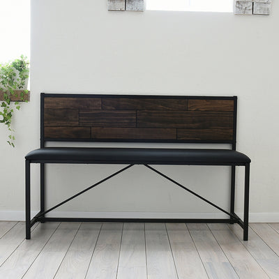 広々とした座面に加え、背中をしっかりと支えてくれる安心感のある背もたれ付きで、疲れにくい楽な姿勢で過ごせます。