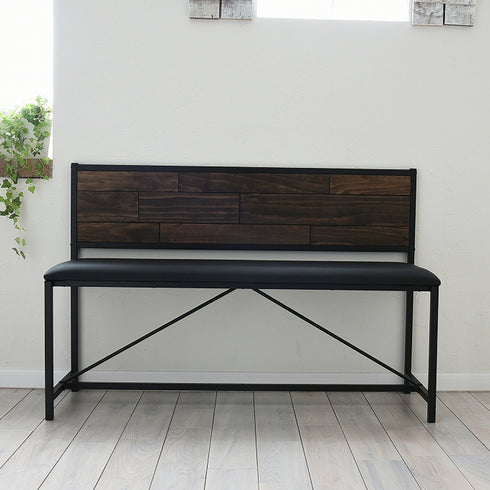 広々とした座面に加え、背中をしっかりと支えてくれる安心感のある背もたれ付きで、疲れにくい楽な姿勢で過ごせます。