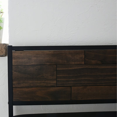 背板は、一枚一枚異なる大きさの板を不規則に組み合わせたDIYのようなデザインで、メンズライクな雰囲気が楽しめます。