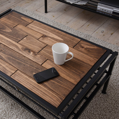 天板は、一枚一枚異なる大きさの板を不規則に組み合わせたDIYのようなデザインで、メンズライクな雰囲気が楽しめます。