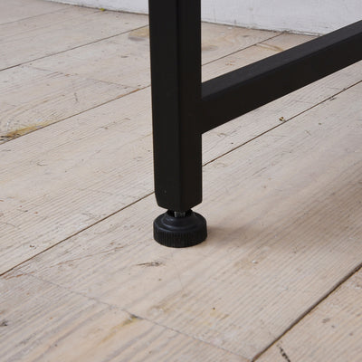 脚先にはアジャスターが付いており、多少のガタつきのある場所でも安定感のある設置が可能です。