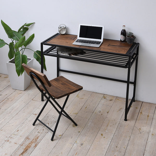 マットブラックのアイアンフレームとオイル塗装したパイン天然木の異素材の組み合わせがスタイリッシュさと重厚感を併せ持つ”グラント”シリーズのデスク。