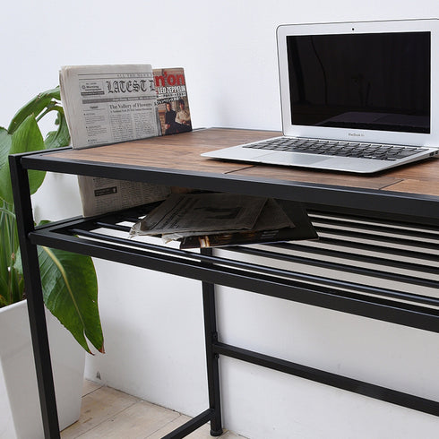 天板の下にはアイアンの棚板があるので資料や参考書、教科書、カタログなどがサッと置けて、天板の上を広く使うことができます。