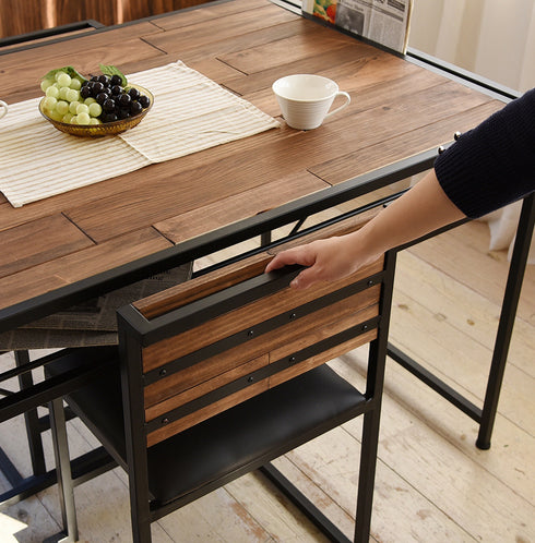 【デザインと機能性を両立】
背もたれ上部の隙間は、デザインのアクセントとしてだけでなく、椅子を引く際の持ち手としても使える、日々の使いやすさを考えた工夫です。