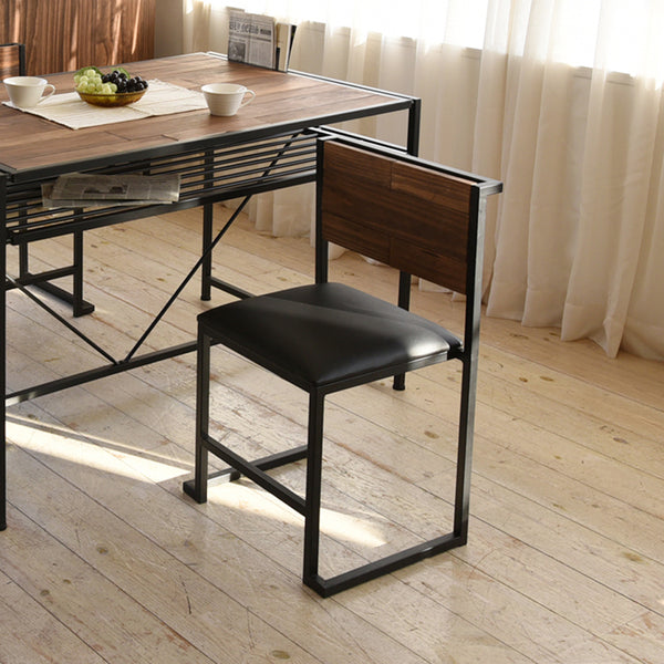 【いつもの食卓をカフェ空間に】
このチェアが一つあるだけで、日常の風景がぐっとお洒落なカフェのように変わり、毎日の食事がもっと楽しく豊かな時間になります。