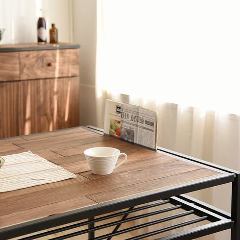 天板は、一枚一枚異なる大きさの板を不規則に組み合わせたDIYのようなデザインで、メンズライクな雰囲気が楽しめます。