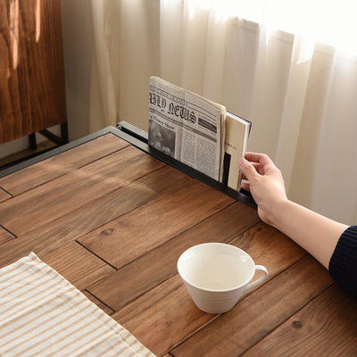 天板の両サイドにある隙間は、雑誌や新聞をさしてマガジンラックにしたり、S字フックを使ってバッグや袋を引っ掛けることができます。