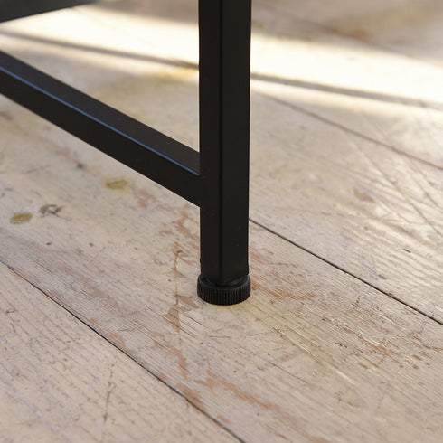 脚先にはアジャスターが付いており、多少のガタつきのある場所でも安定感のある設置が可能です。