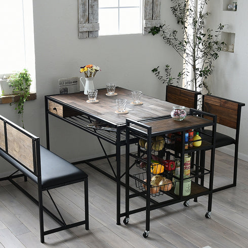 同"グラント"シリーズのダイニングチェアやダイニングベンチとサイズ感がぴったりなので、テーブル下にチェア・ベンチがスッキリと収まりダイニングの圧迫感が軽減します。