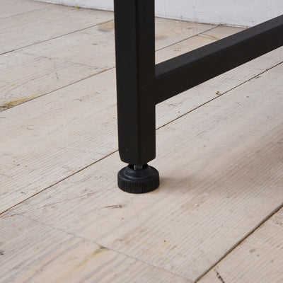 脚先にはアジャスターが付いており、多少のガタつきのある場所でも安定感のある設置が可能です。