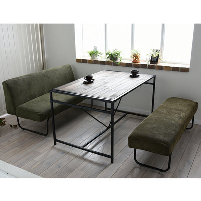 マットブラックのアイアンフレームとオイル塗装したパイン天然木の異素材の組み合わせがスタイリッシュさと重厚感を併せ持つ