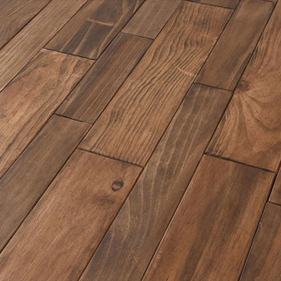 天板は、一枚一枚異なる大きさの板を不規則に組み合わせたDIYのようなデザインで、メンズライクな雰囲気が楽しめます。