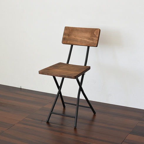 【異素材が生む、洗練の佇まい】
オイル塗装の天然木とマットなアイアンフレームが、シンプルながらも深みのある存在感を放ちます。