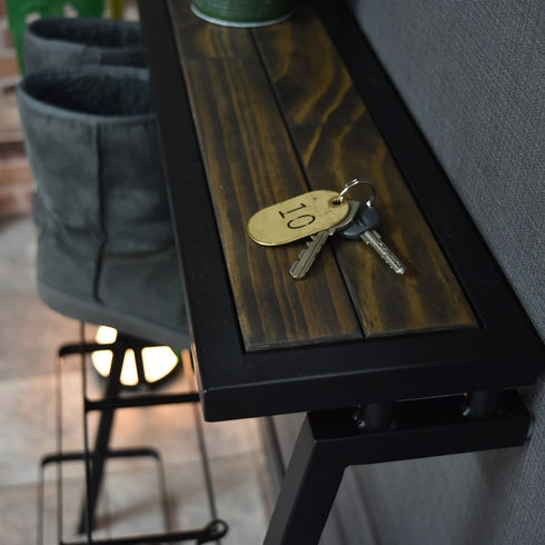 【木の温もりを感じる指定席】
職人が手掛けたヴィンテージ加工の天板は、家の鍵や車のキーの定位置にぴったりで、植物性のオイル塗装が木の温もりを直接感じさせてくれます。