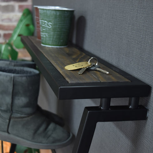 【天板から始まる小さな物語】
鍵を置くだけでなく、小さなグリーンを飾れば無機質なスチールに生命感が芽生え、玄関を通るたびに心が和むあなただけの小さな物語が始まります。