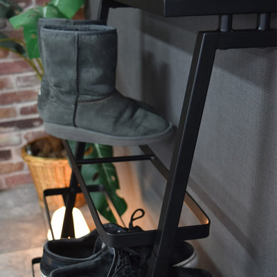 【ブーツも置ける頼れる最上段】
一番上の段は高さがしっかりと確保されているので、冬場に活躍するブーツや少し高さのあるお気に入りの靴も、形を崩さず美しく収納できます。