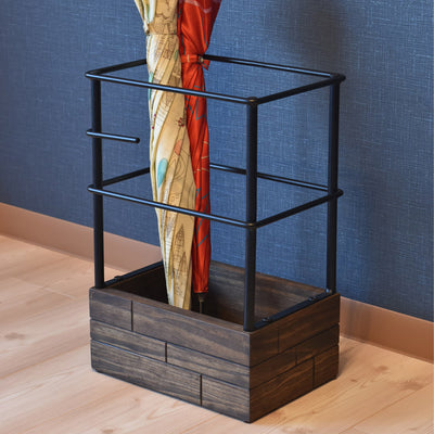 マットブラックのアイアンフレームとオイル塗装したパイン天然木の異素材の組み合わせがスタイリッシュさと重厚感を併せ持つ