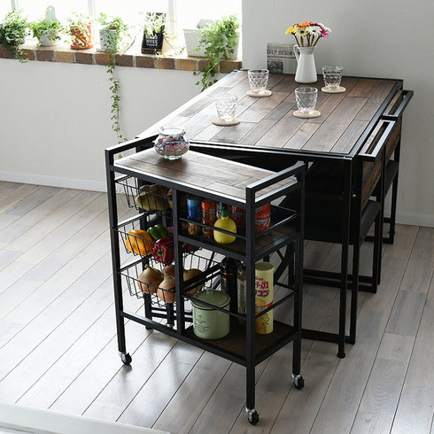 キッチンやダイニングに置けば収納と作業スペースを追加でき、必要な場所にサッと移動できる小回りの良さも自慢です。