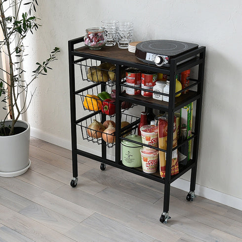 天板・バスケット・棚板のスペースを活用して、小物から少し大きな物まで、大量に収納することができます。