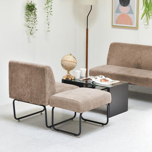 背もたれがないので圧迫感がなく、リビングにはもちろん、庭に面した窓の近くやエントランススペースの一角にもぴったりです。