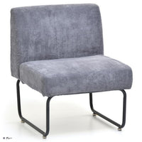 【スタイリッシュなグレー】光の加減で表情を変える淡い灰色が、モダンで上品な雰囲気を演出します。