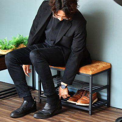 お出かけ時や帰宅時の荷物のチョイ置きや靴の履き脱ぎの際の腰掛けだけでなく、メッシュ棚の収納を設けることで実用性も重視したインテリア家具となっています。